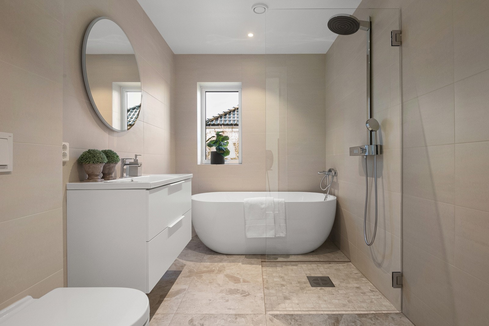 Baderommet i 2. etasje er helfliset og påkostet, med både dusjhjørne og badekar. Vegghengt toalett, servantskap og speil gir et moderne og ryddig uttrykk. Varmekabler i gulv og balansert ventilasjon sikrer høy komfort. Fliser fra Fagflis. Galleribilde