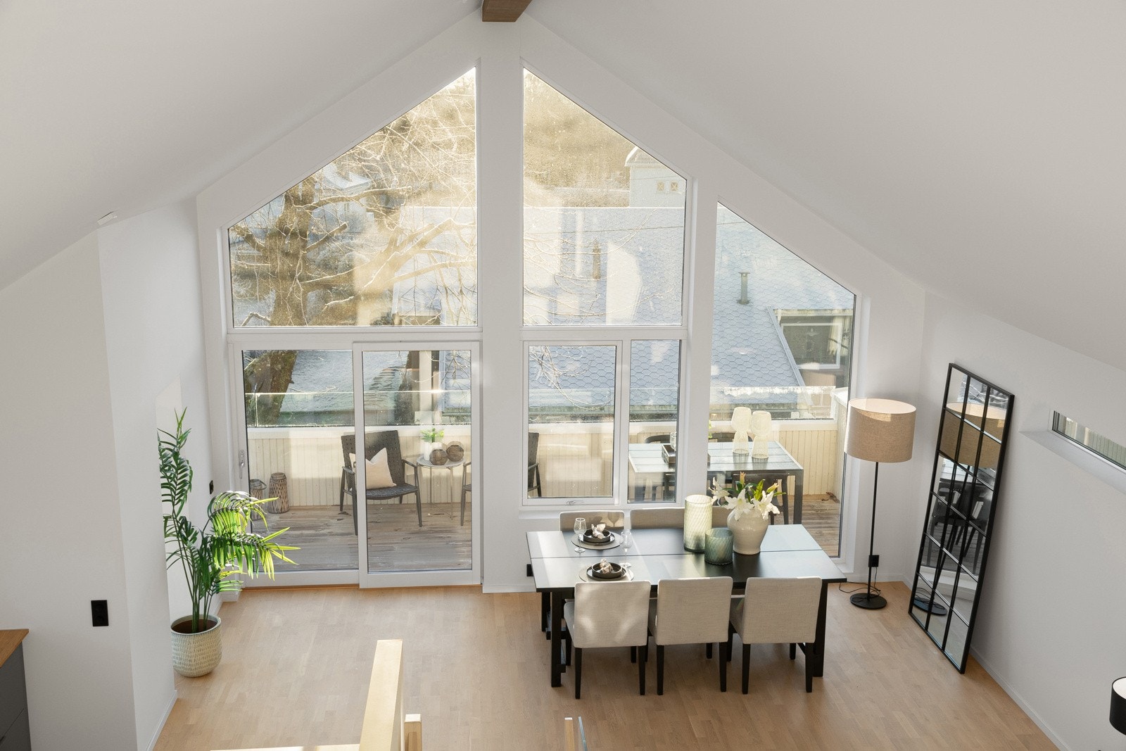 Boligen har moderne arkitektur og med store vindusflater, dype vinduskarmer og imponerende takhøyde gir et eksklusivt, men samtidig varmt uttrykk. Galleribilde