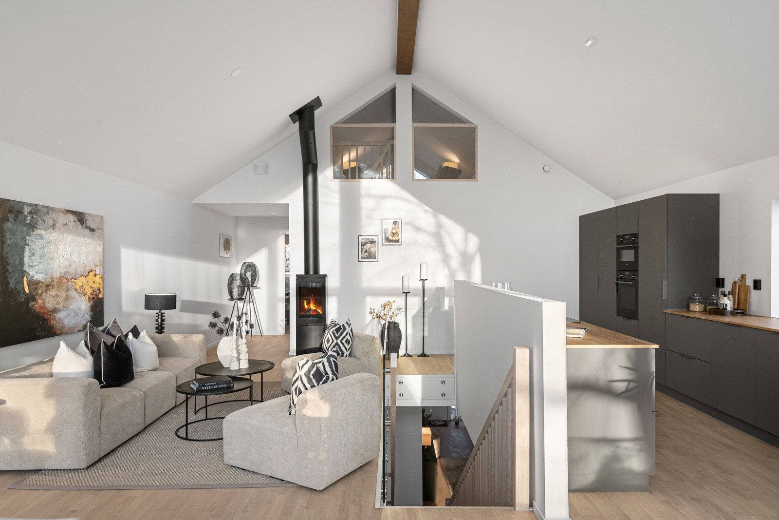 Stuen og kjøkkenet er smart kombinert i en åpen planløsning, som skaper et levende og sosialt samlingspunkt. Galleribilde