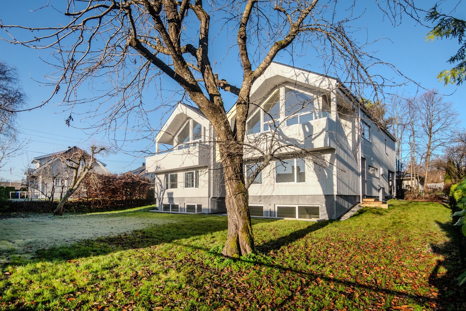 Frister det å eie en hage i indre by? Vil du bo stort, sentralt på en tomt uten forbipasserende eller innsyn? Da er dette tomta og huset for deg. Galleribilde