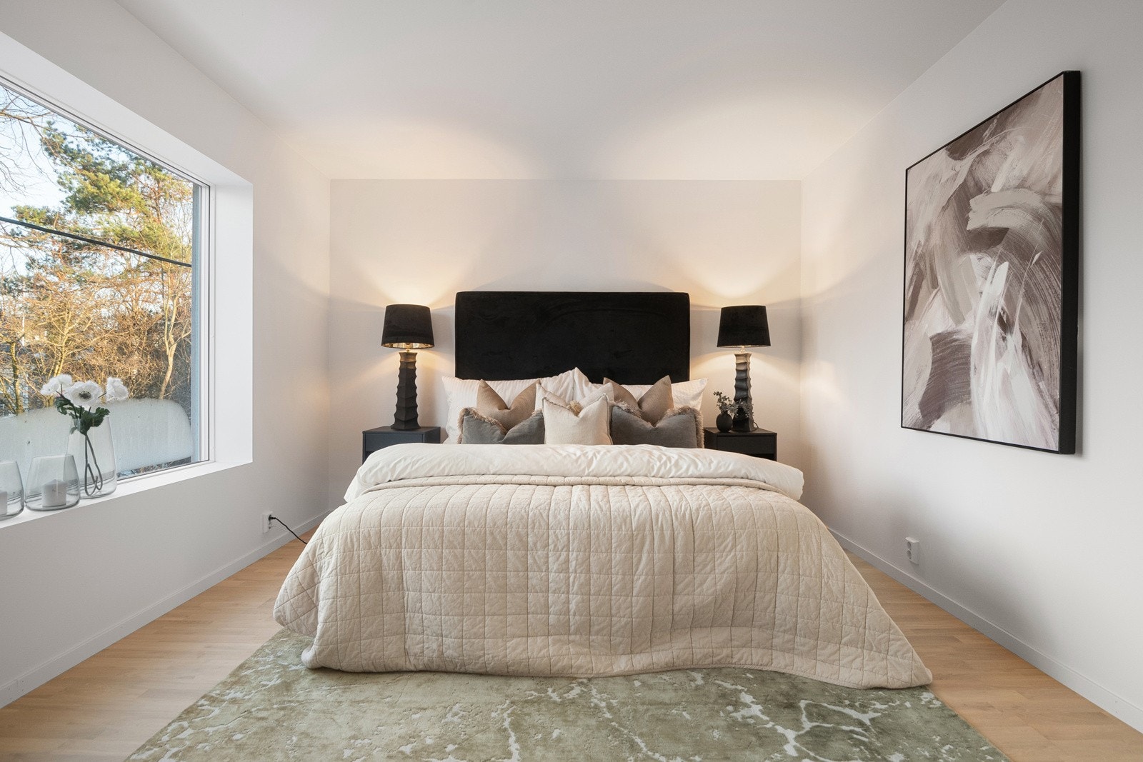 De store vindusflatene slipper inn rikelig med naturlig dagslys og gir et flott utsyn. Galleribilde