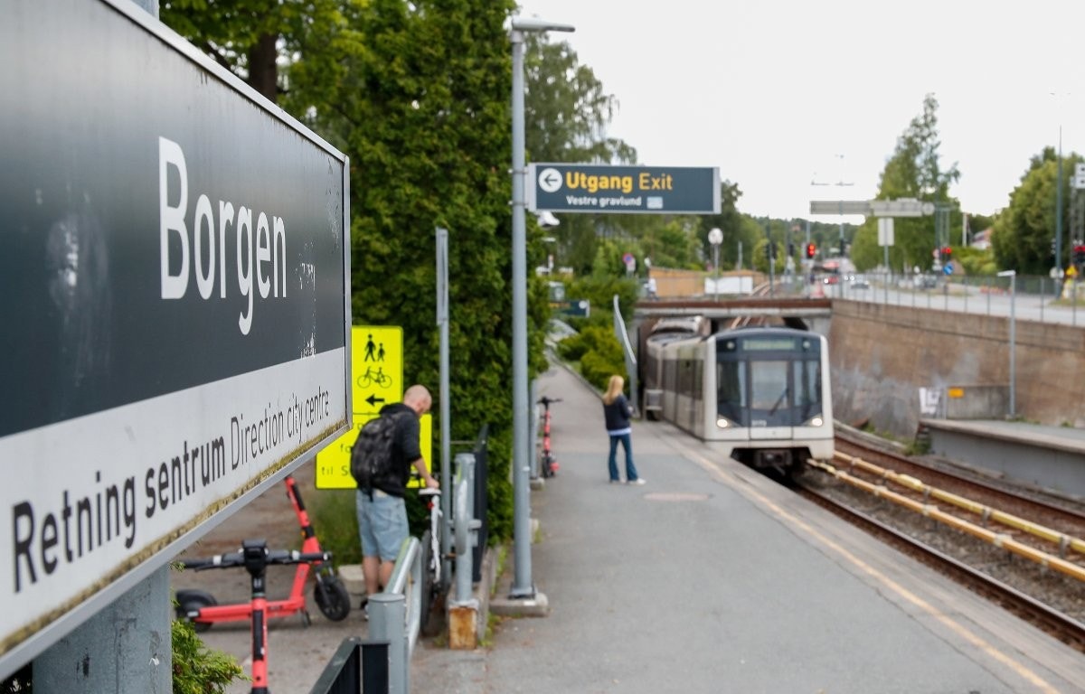 Offentlig transport er svært godt ivaretatt med både T-bane og buss i nærheten, noe som gir raske forbindelser til sentrum og resten av byen. Galleribilde