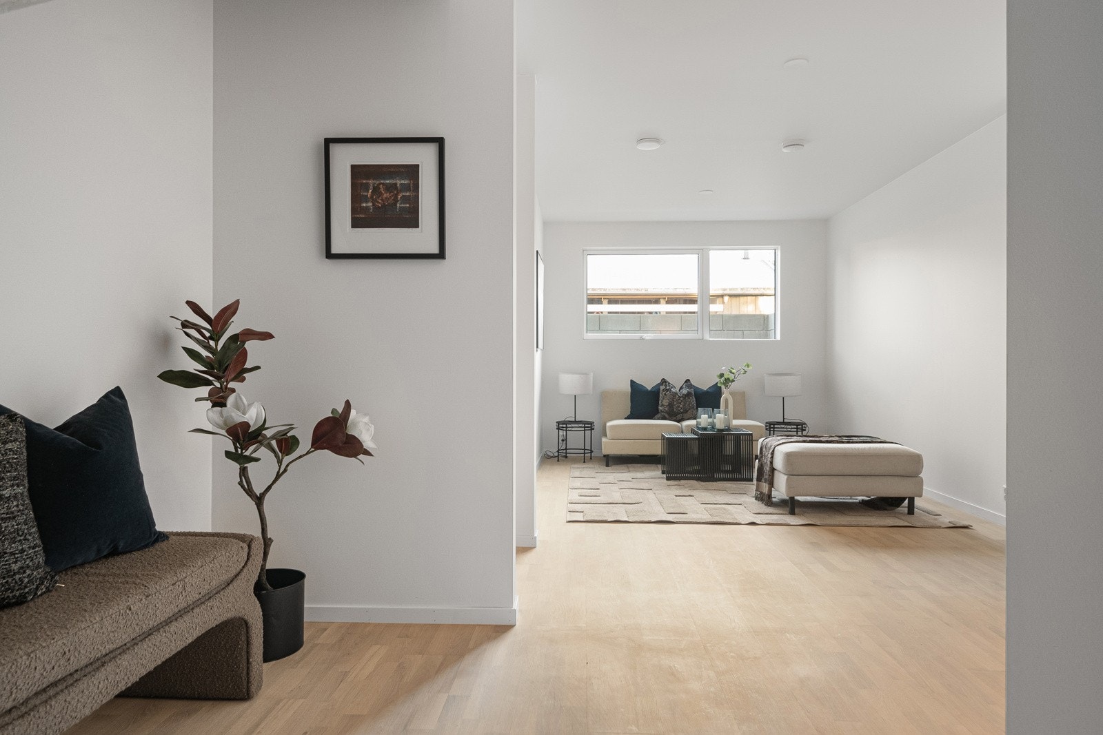 Kjellerstuen har uvanlig god takhøyde og store vinduer som slipper inn rikelig med dagslys. Galleribilde