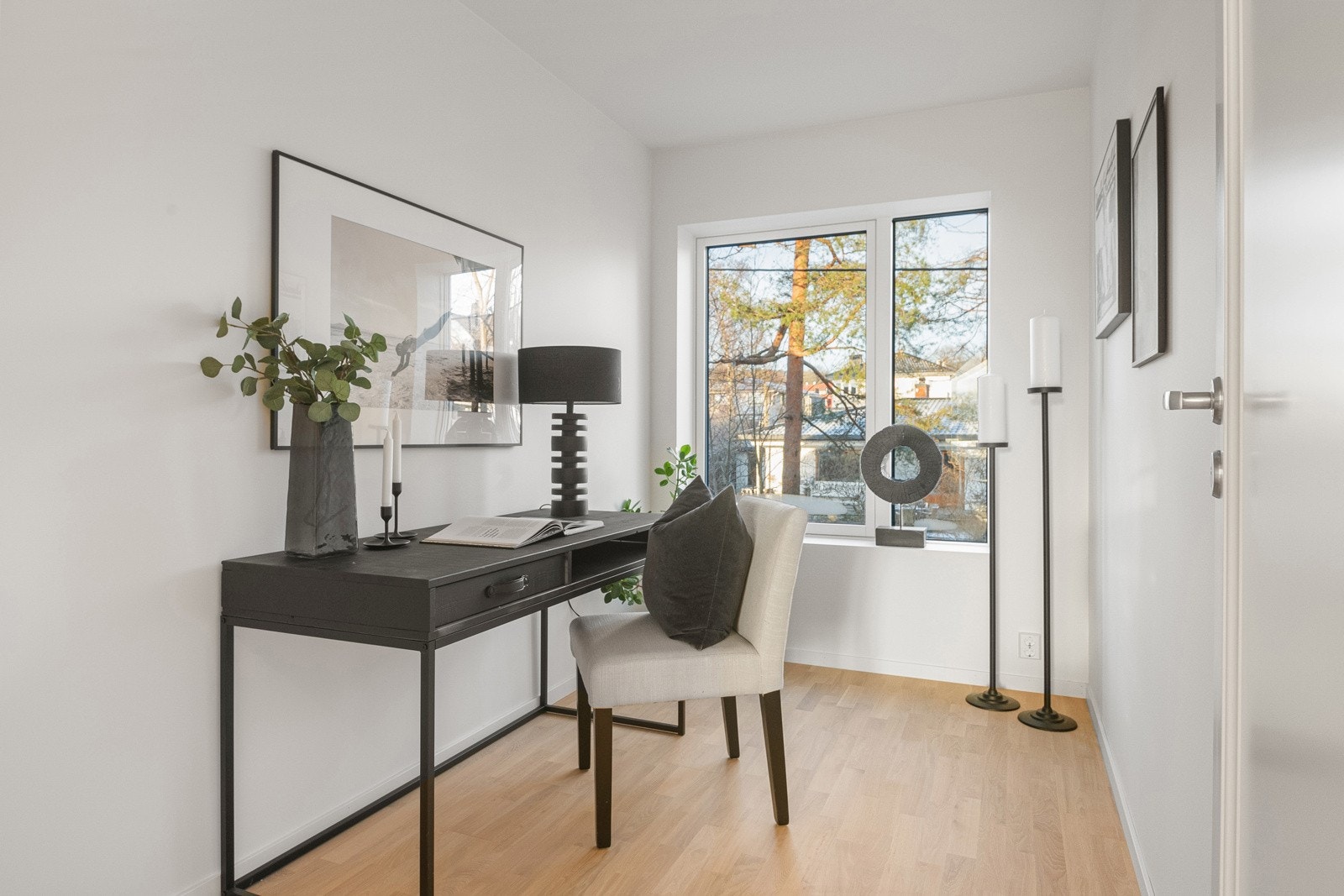 Dette soverommet ligger tilbaketrukket i 2. etg. og har et rolig preg. Store vinduer gir godt lys, og rommet passer utmerket som barnerom, gjesterom eller kontor. Galleribilde