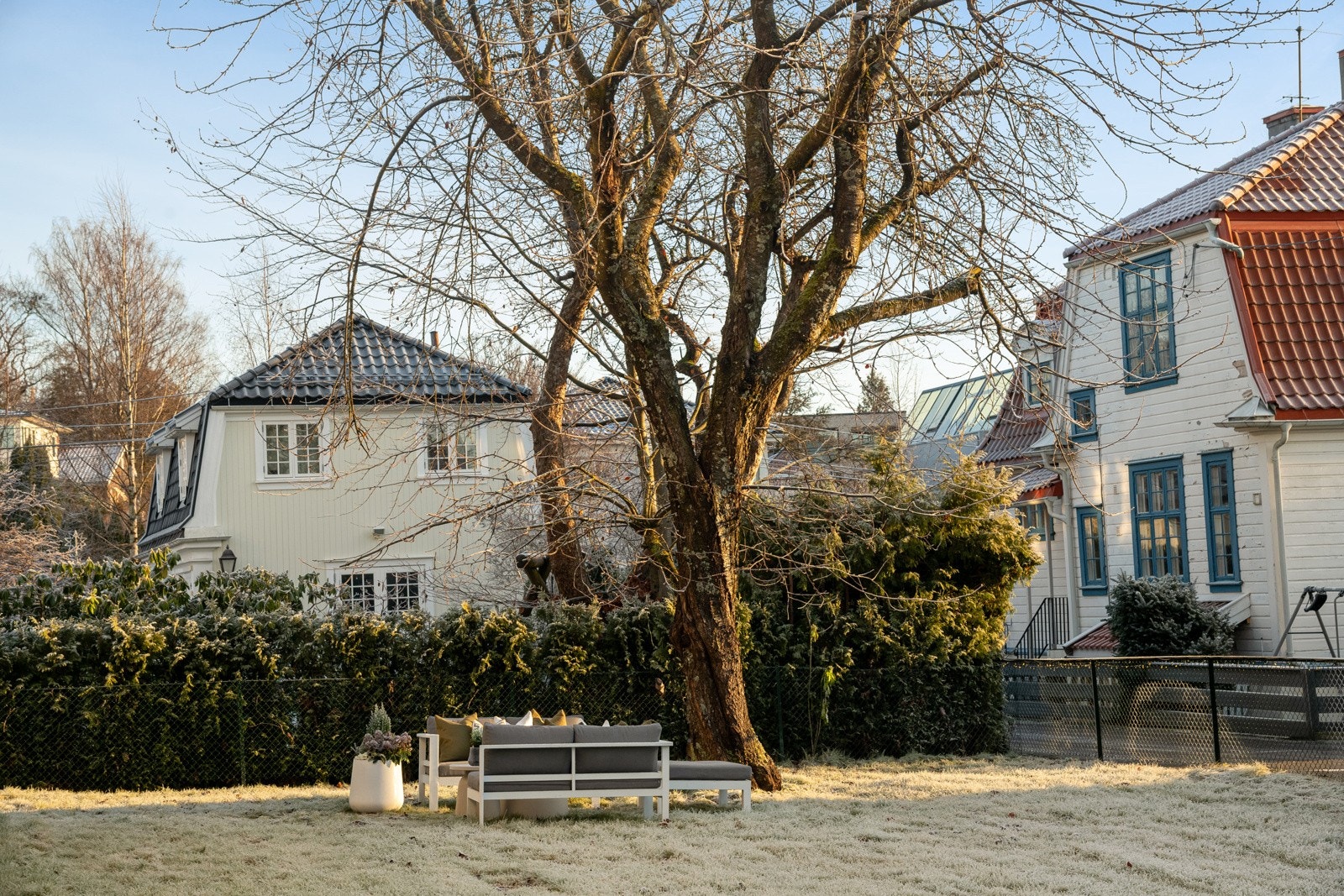 Hagen ligger tilbaketrukket og solrikt, omgitt av klassisk villabebyggelse og grønne hager, noe som gir en tydelig følelse av privatliv og kvalitet. Galleribilde
