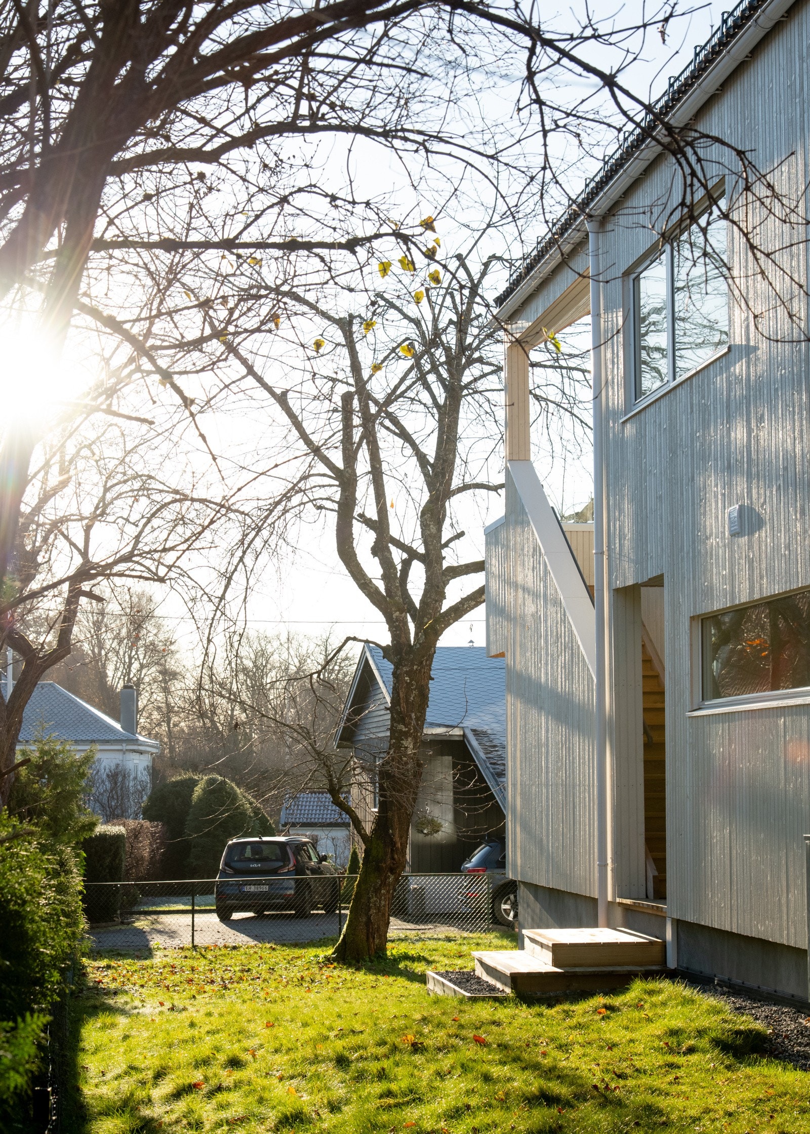 Boligen har tilgang til hagen via balkongen i 2. etg., gangen i 1. etg. og vaskerommet i 1. etg., samt via kjelleren. Galleribilde