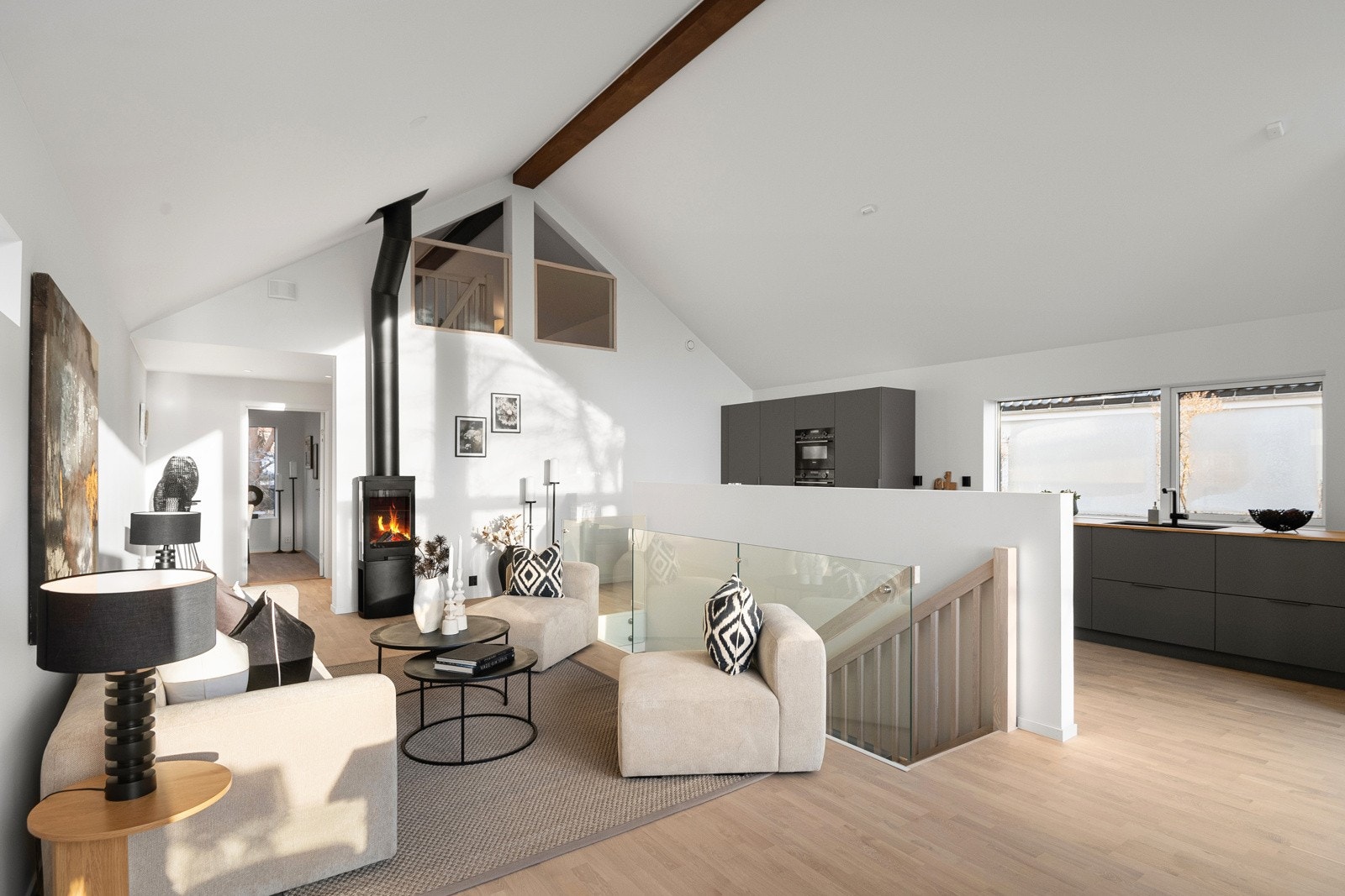 Vedovn fra Nordpeis bidrar med både varme og stemning på kjøligere dager. Det er i tillegg opplegg til varmepumpe i stue. Galleribilde