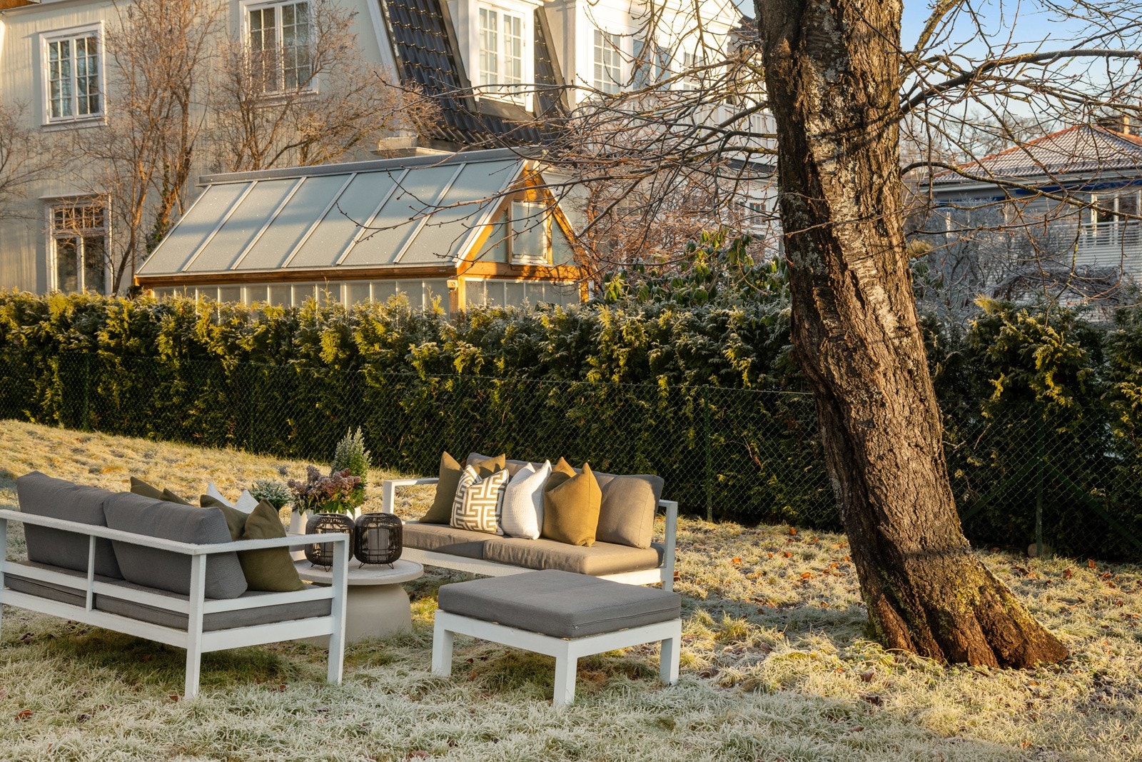 Balkongen har direkte adkomst til hagen og legger til rette for ulike soner ved besøk og hageselskap. Galleribilde