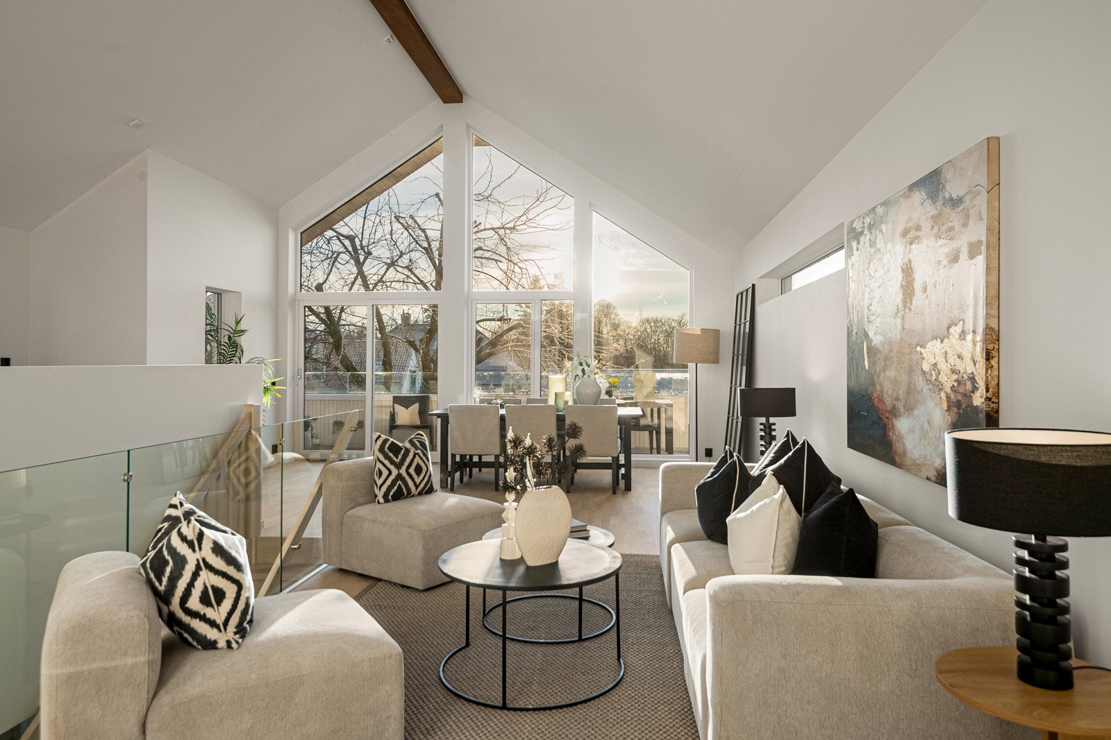 Boligen tilbyr romslige oppholdsarealer med imponerende takhøyde og store vindusflater som slipper inn lys fra flere sider, noe som skaper en eksklusiv, varm og innbydende atmosfære. Galleribilde