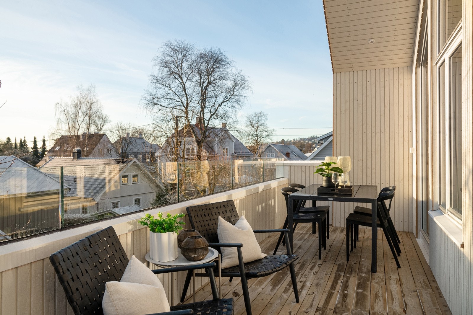 Fra stuen er det utgang til en romslig balkong på ca. 13 kvm. Balkongen ligger solrikt til og gir utsyn over nærområdet med klassisk villabebyggelse og grønne omgivelser. Galleribilde