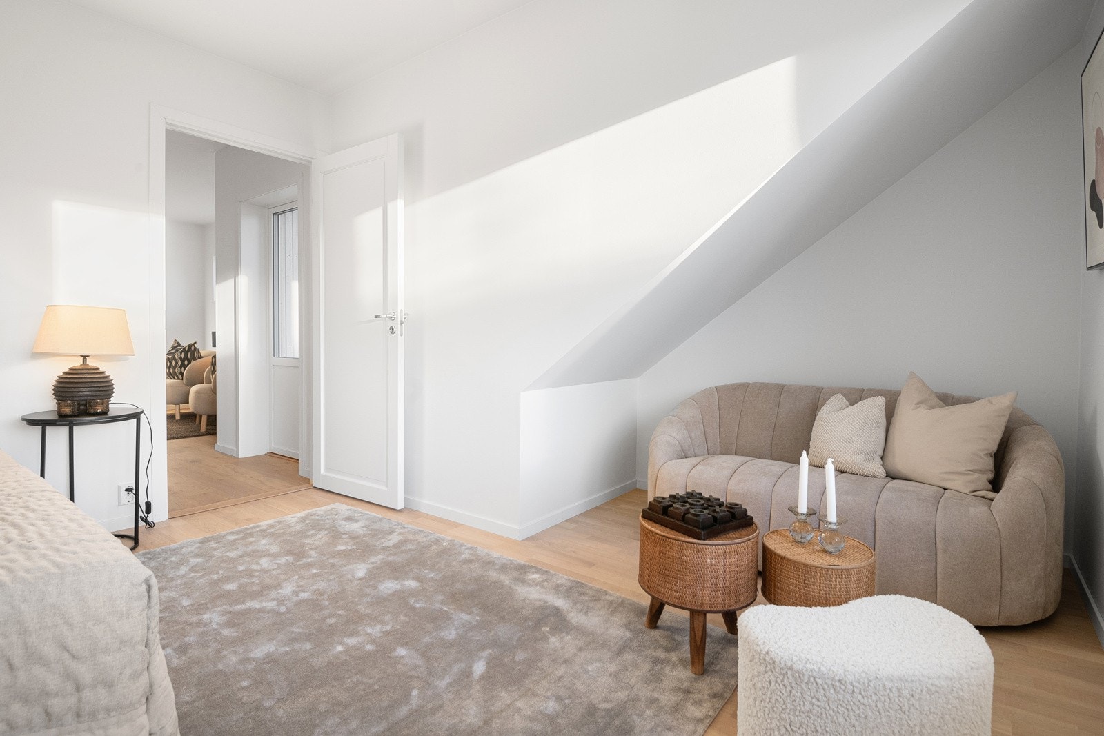 Soverommet i 1. etg. egner seg godt som barnerom, gjesterom eller hjemmekontor, med god plass til seng, skap og eventuelt skrivebord. Galleribilde