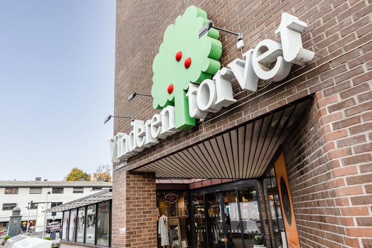 Vinderens populære sentrumskjerne byr på et variert servicetilbud, blant annet apotek, treningssentre, bakeri og nisjebutikker. Galleribilde