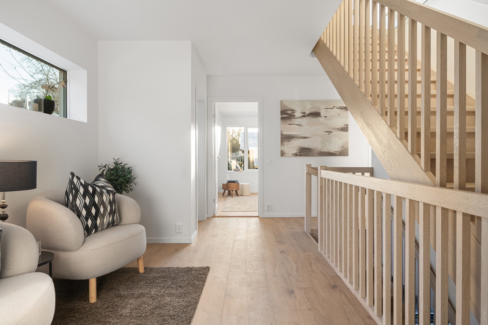 Gangen har plass til en liten sofagruppe og fungerer som en naturlig sone mellom to barnerom. Plassen kan fint benyttes som en hyggelig sitteplass, lesekrok eller lekeområde. Galleribilde