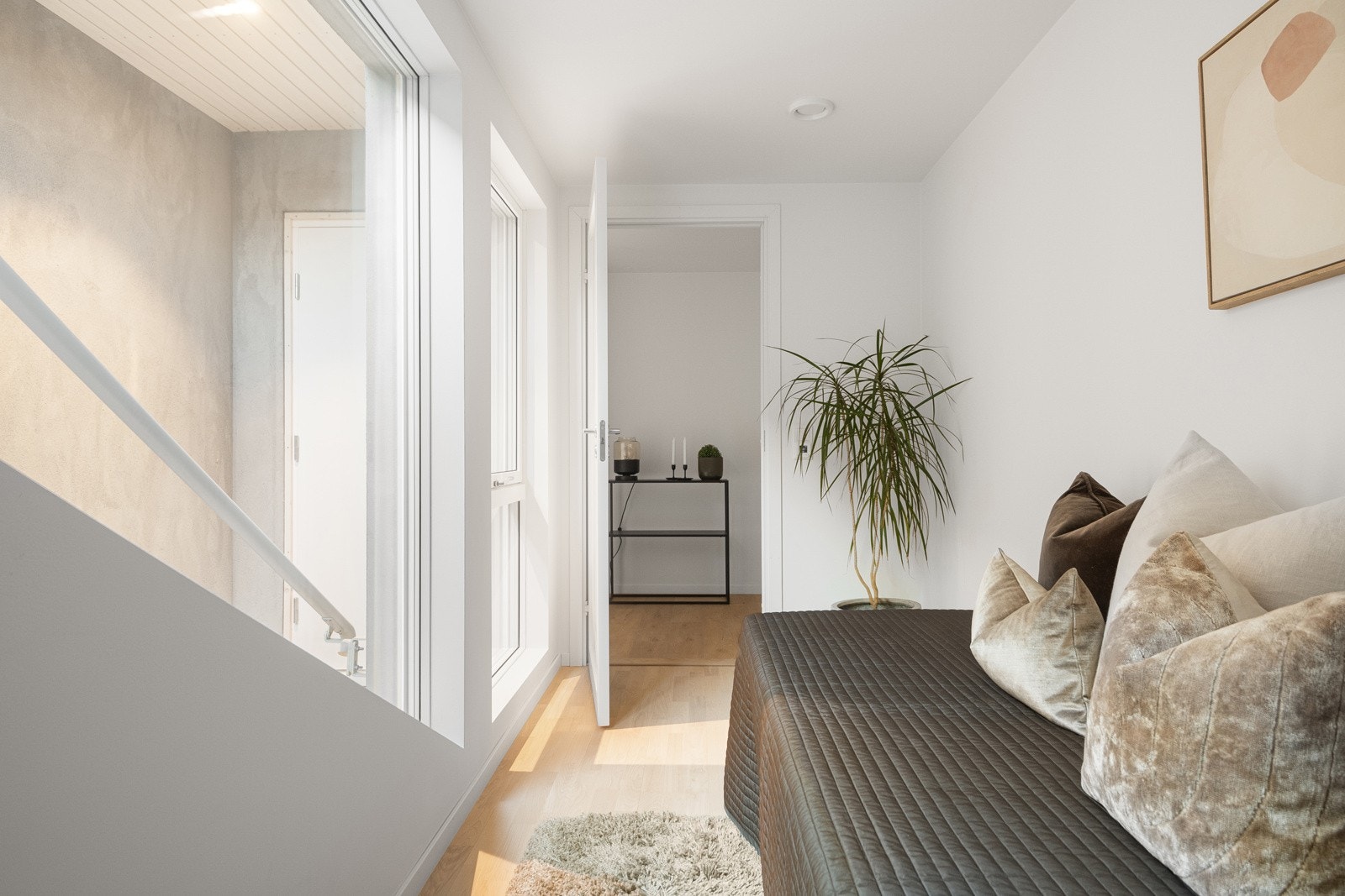 Romslig bod med store vindusflater. Rommet er i dag innredet som et soveværelse. Det gjøres oppmerksom på at rommet ikke kan benyttes til varig opphold. Galleribilde