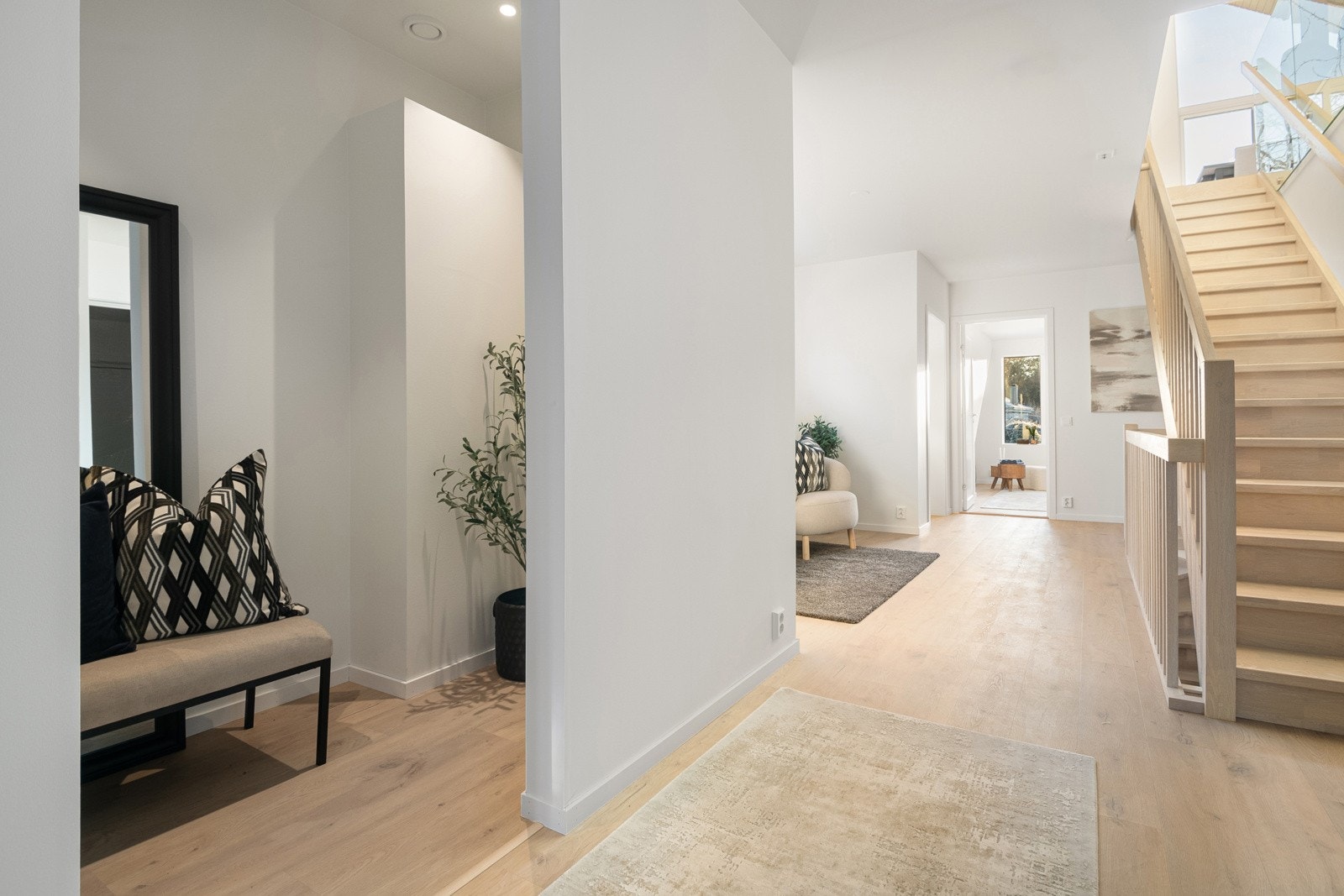 Gangen har en praktisk garderobeløsning som gir god oppbevaringsplass. Galleribilde