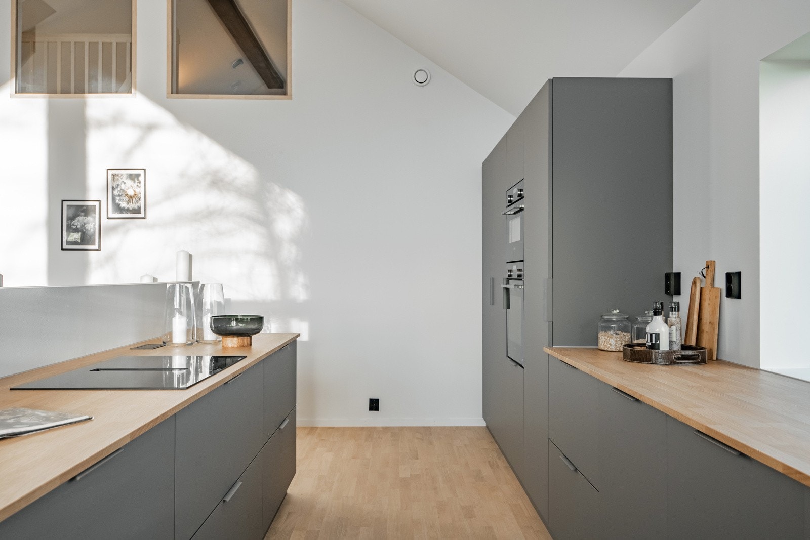 Stilrent, moderne kjøkkeninnredning fra KVIK med gode arbeidsflater og praktisk utforming. Galleribilde