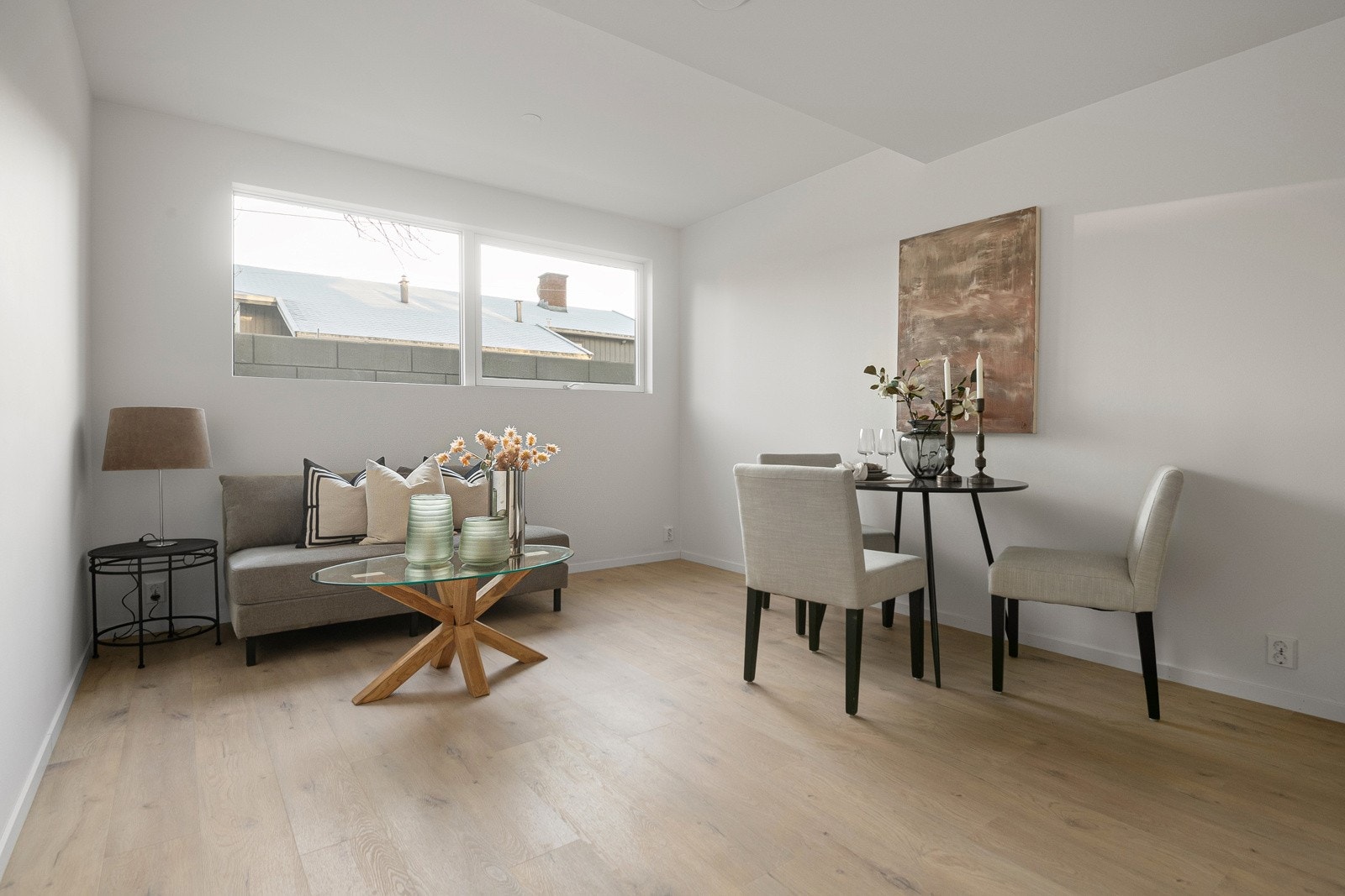 Rommet har store vindusflater og egner seg som stue. Galleribilde