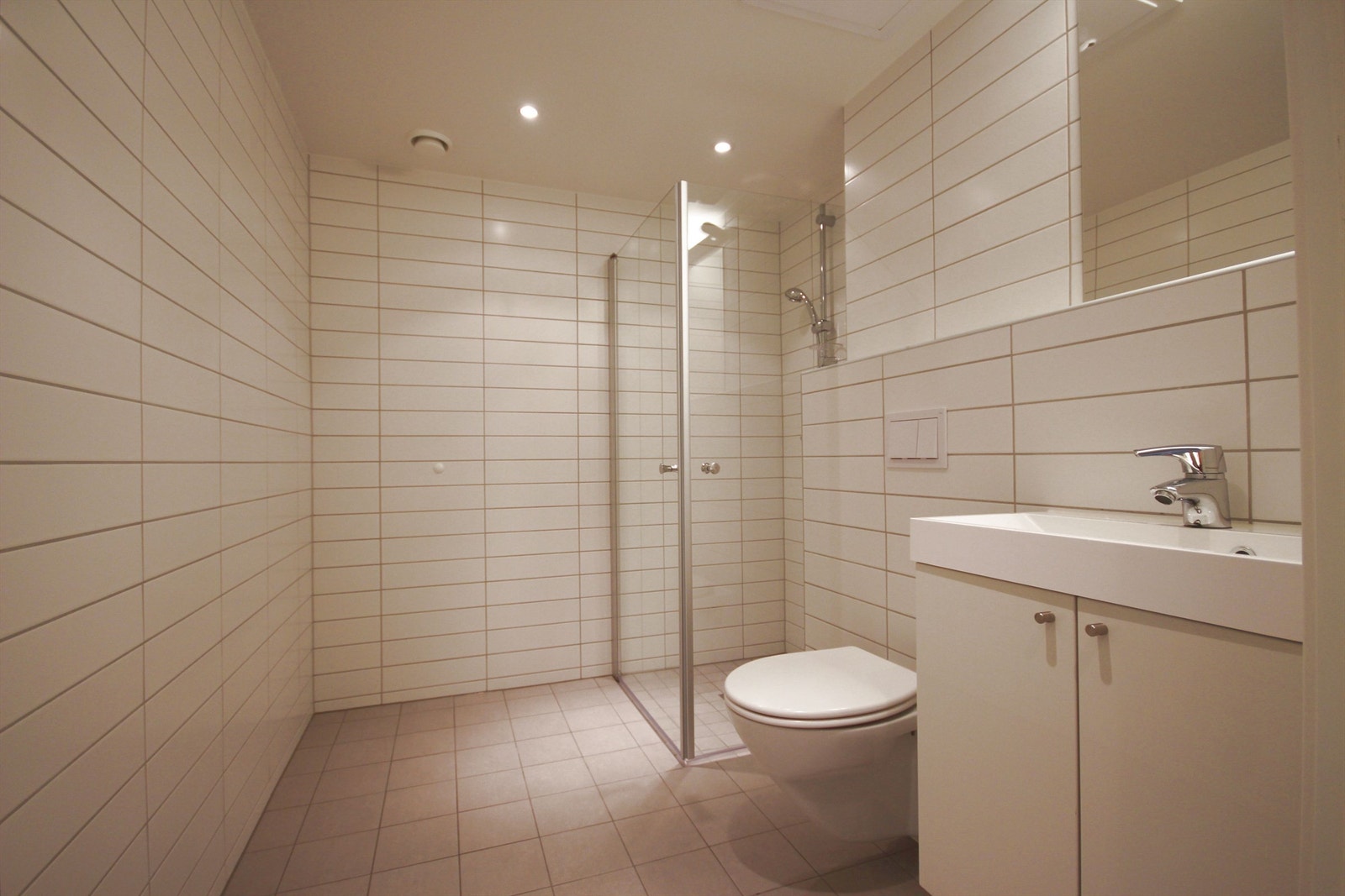 Stort og lekkert bad med vaskemaskin og tørketrommel. Galleribilde