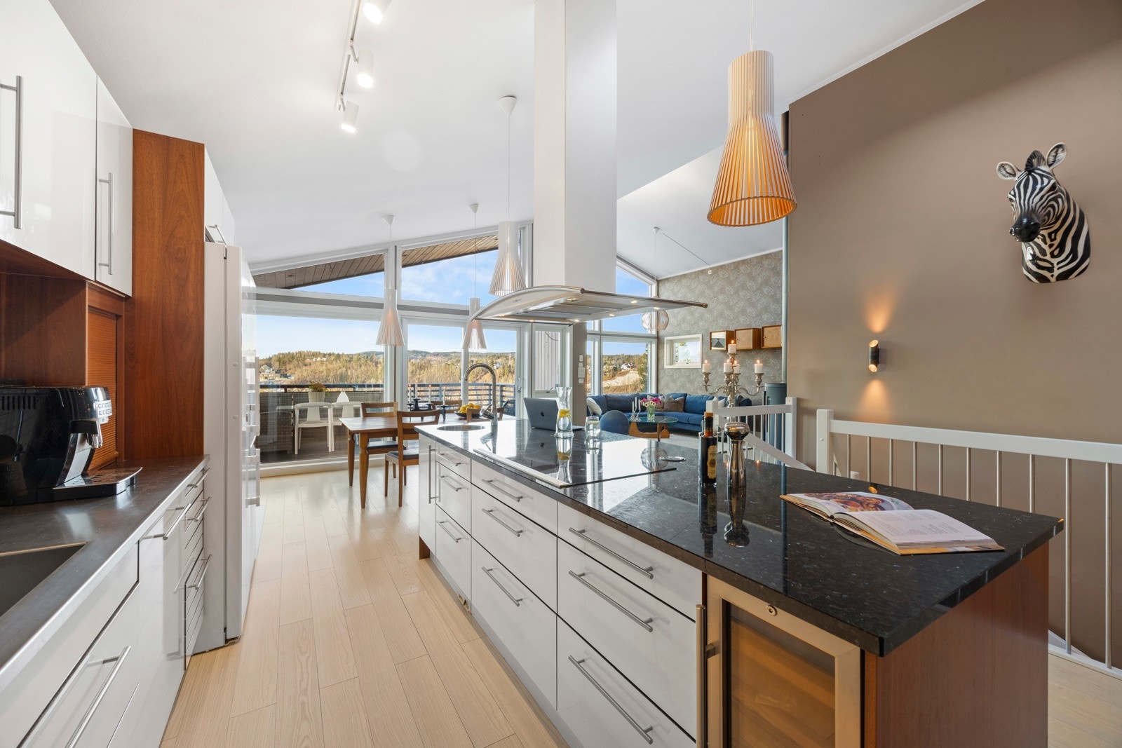 Etasjen byr på en svært lys og innbydene stue og åpen løsning mot kjøkkenet Galleribilde