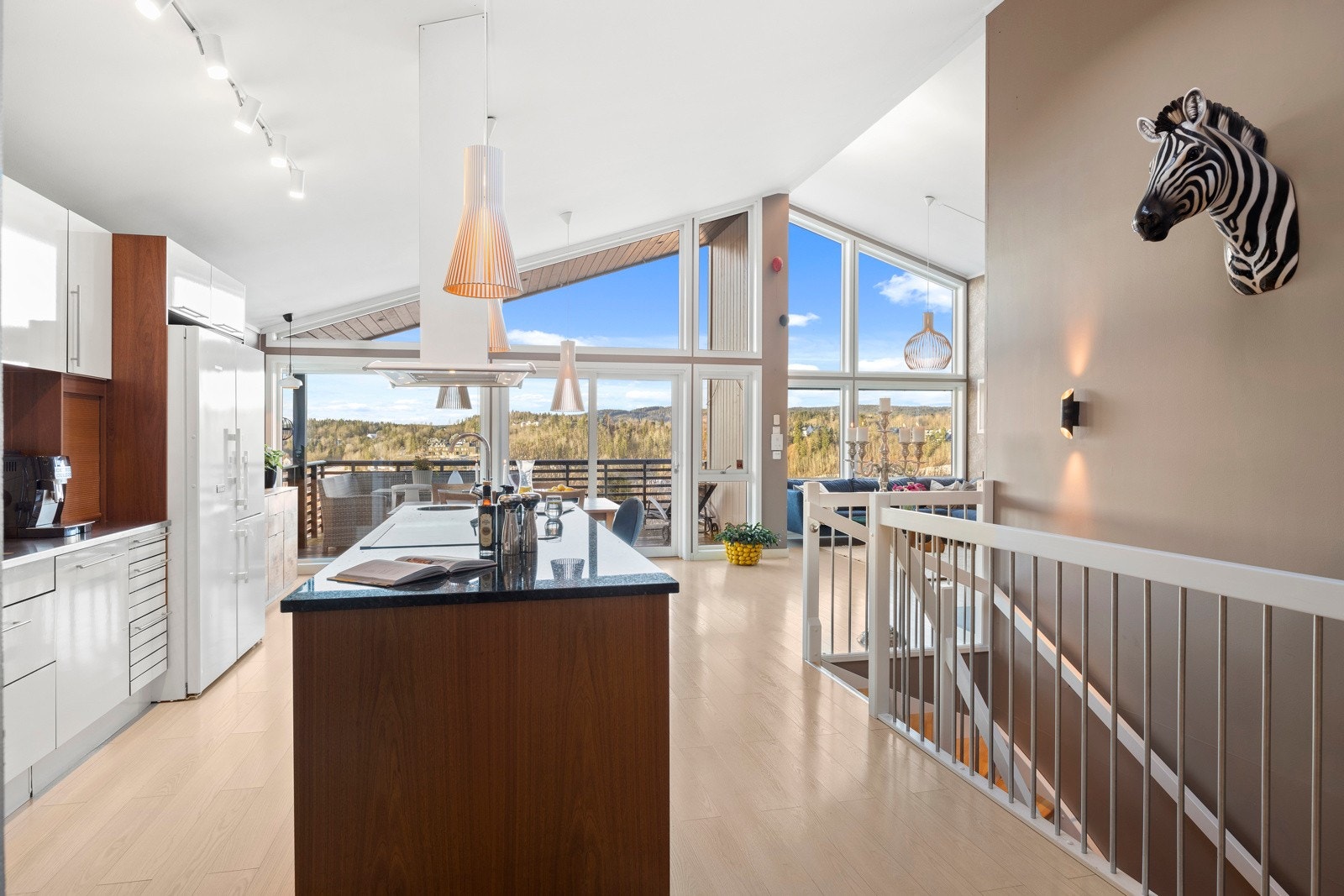 Dette er en moderne enebolig over to plan, oppført i 2010, med god plass og praktiske løsninger for en familie Galleribilde