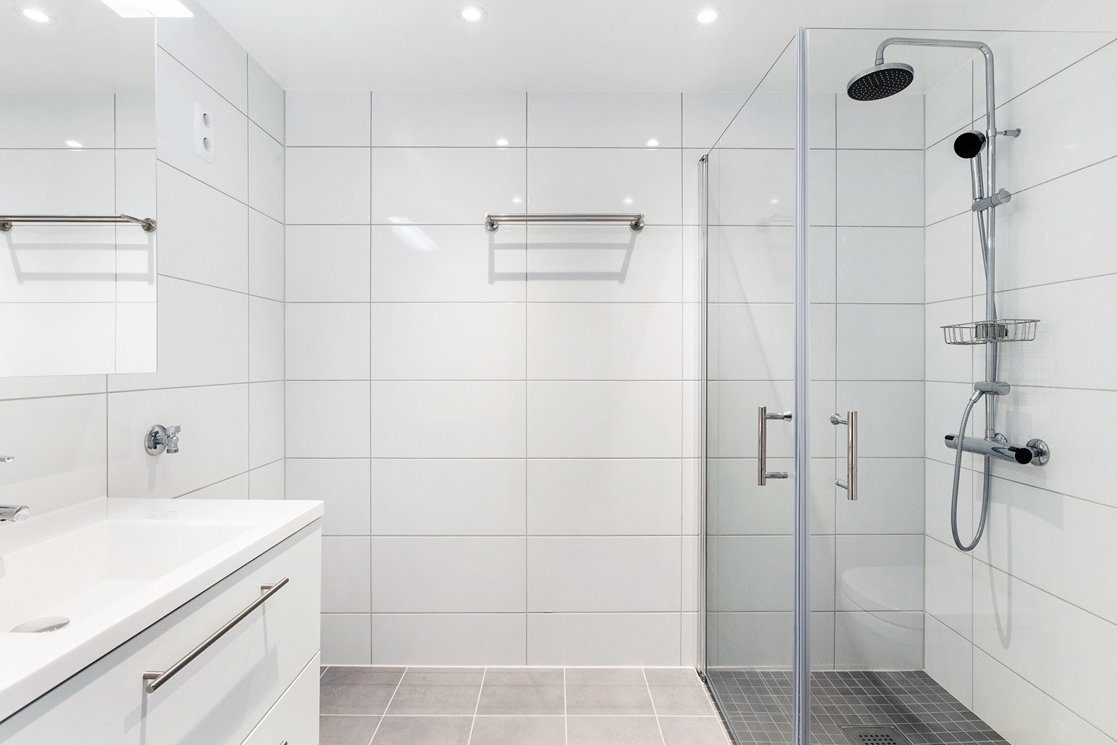 Flisagt bad med elektrisk varme i gulv og downlights i himling. Galleribilde