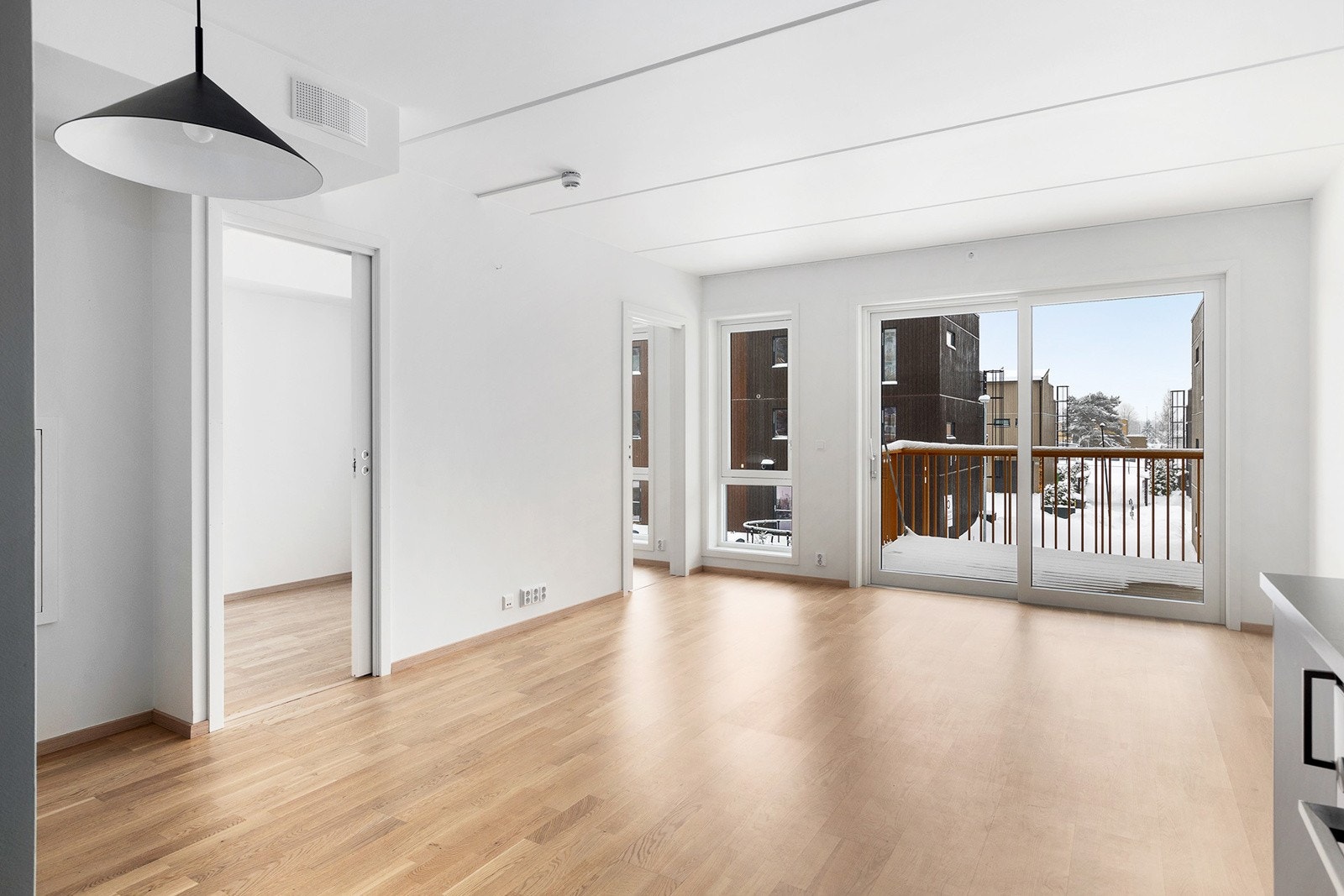 Lys og luftig stue med store vindusoverflater som slipper inn rikelig med lys. Galleribilde