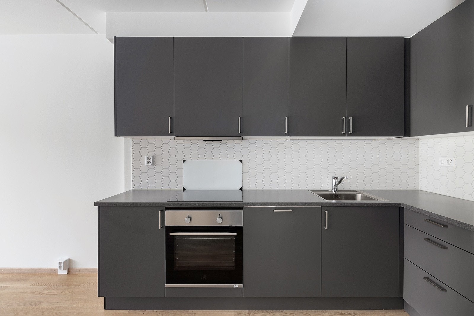 Kjøkkenet er utstyrt med ventilator, integrert stekeovn, koketopp, oppvaskmaskin og kjøl-/fryseskap. Galleribilde