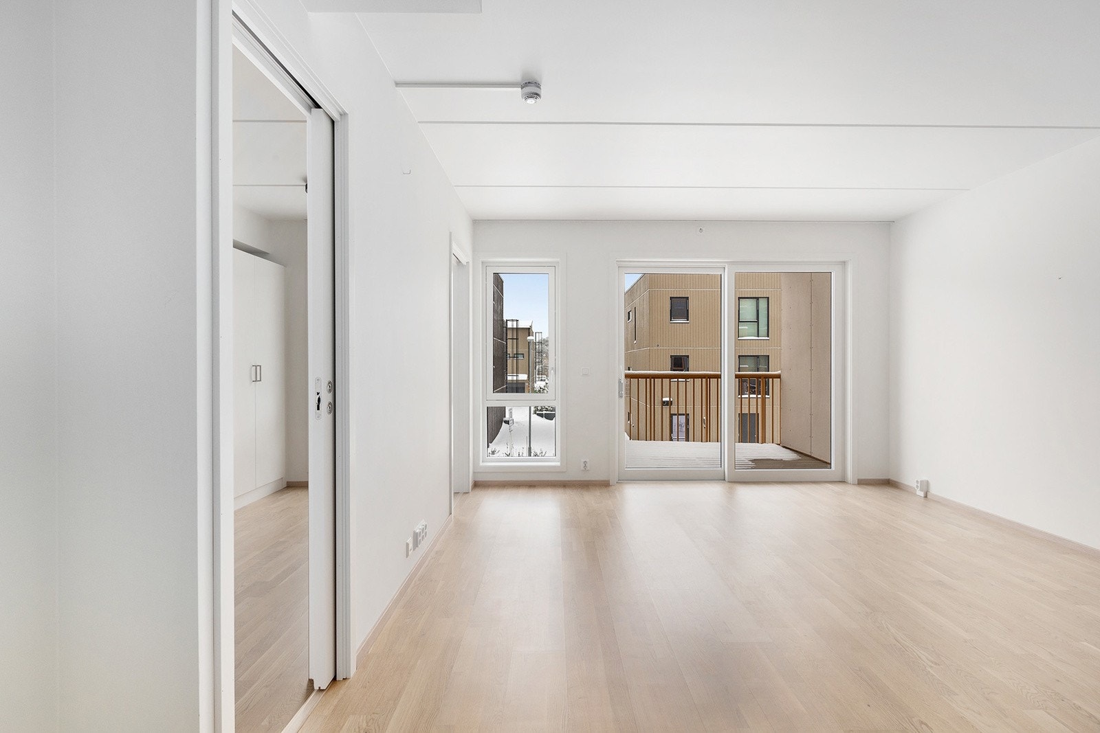 Leiligheten har slette malte overflater og eikeparkett. Galleribilde