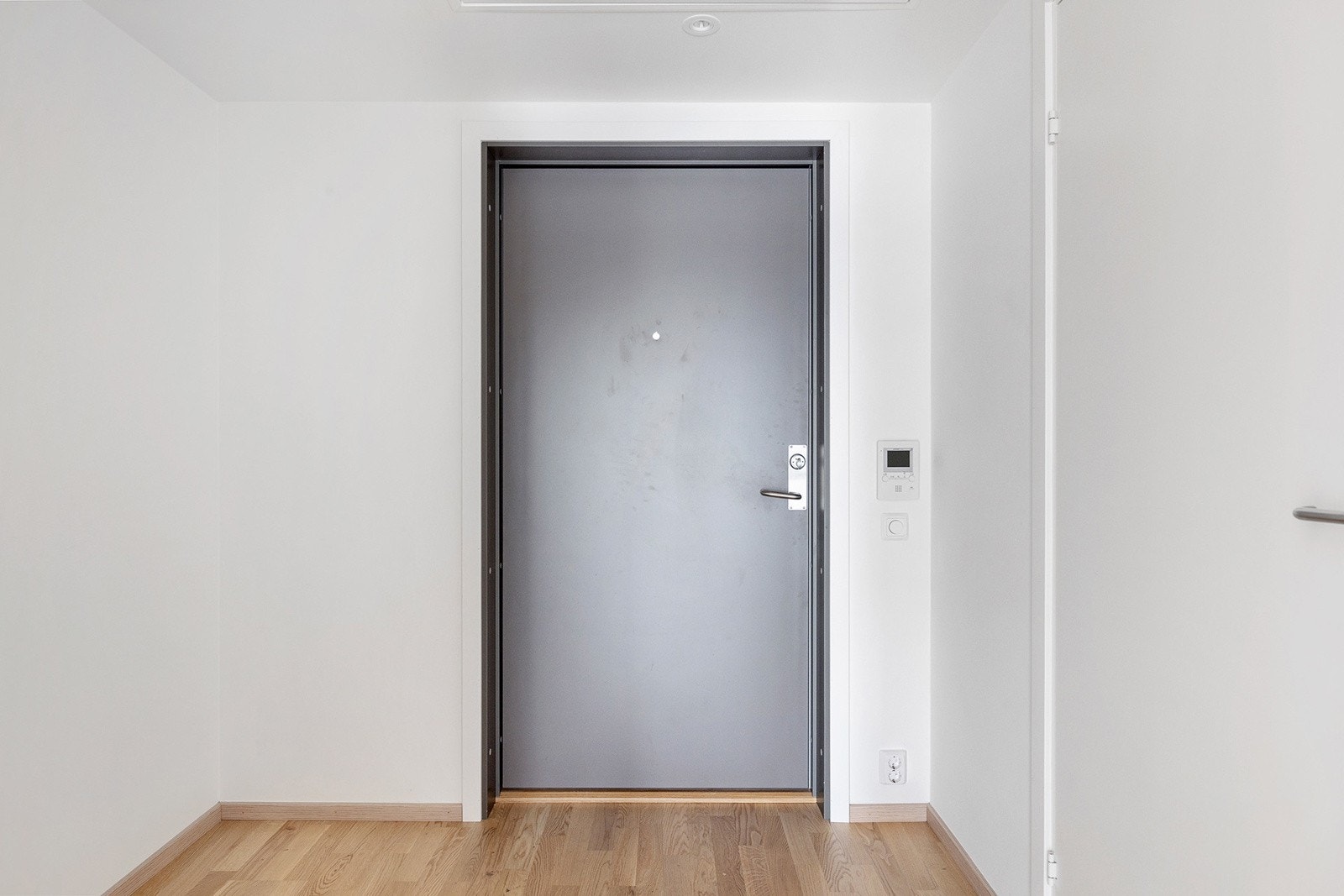 Romslig entre med etablert dør-calling anlegg. Galleribilde