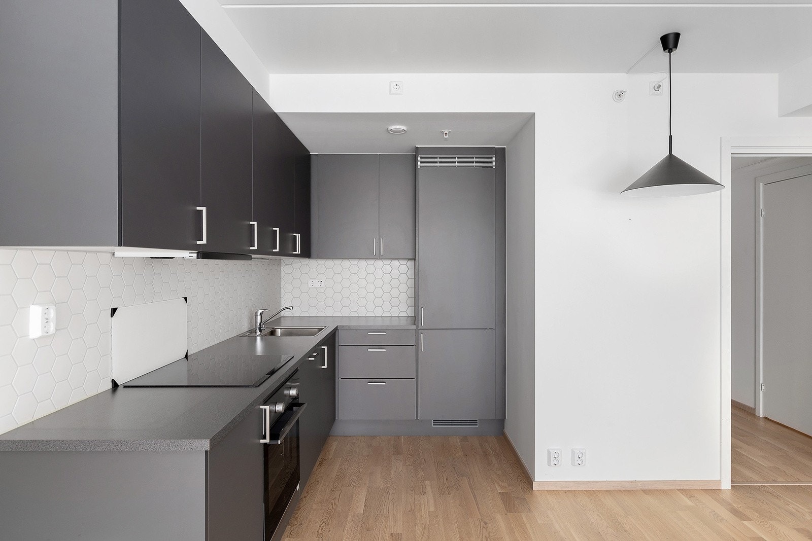 Godt med skap- og benkeplass. Galleribilde