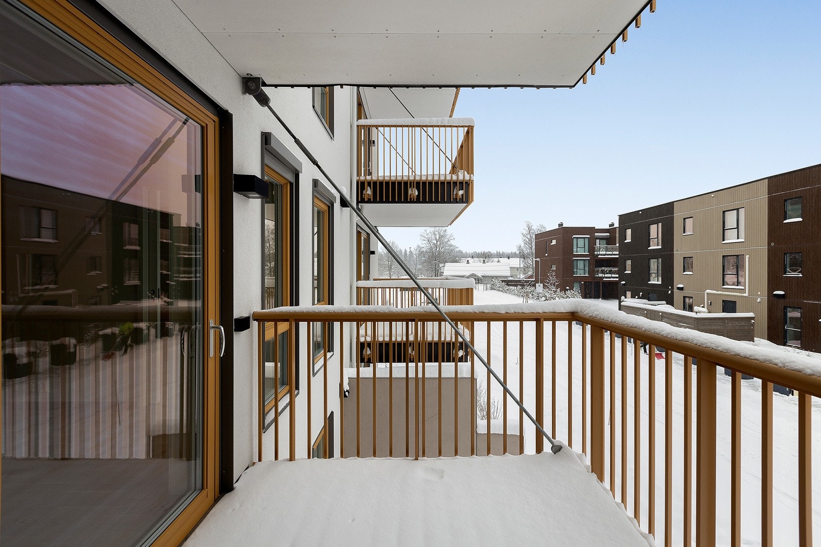 Adkomst fra stue til en flott sydvendt balkong på 6m². Galleribilde