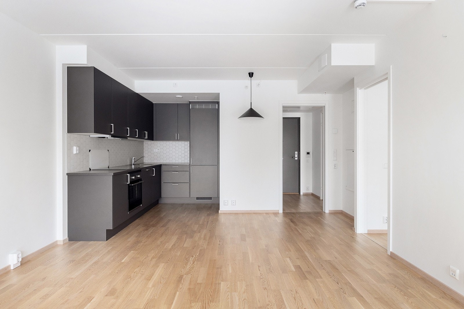 Moderne og delikat kjøkkeninredning med slette fabrikklakkerte fronter og laminat benkeplate. Galleribilde