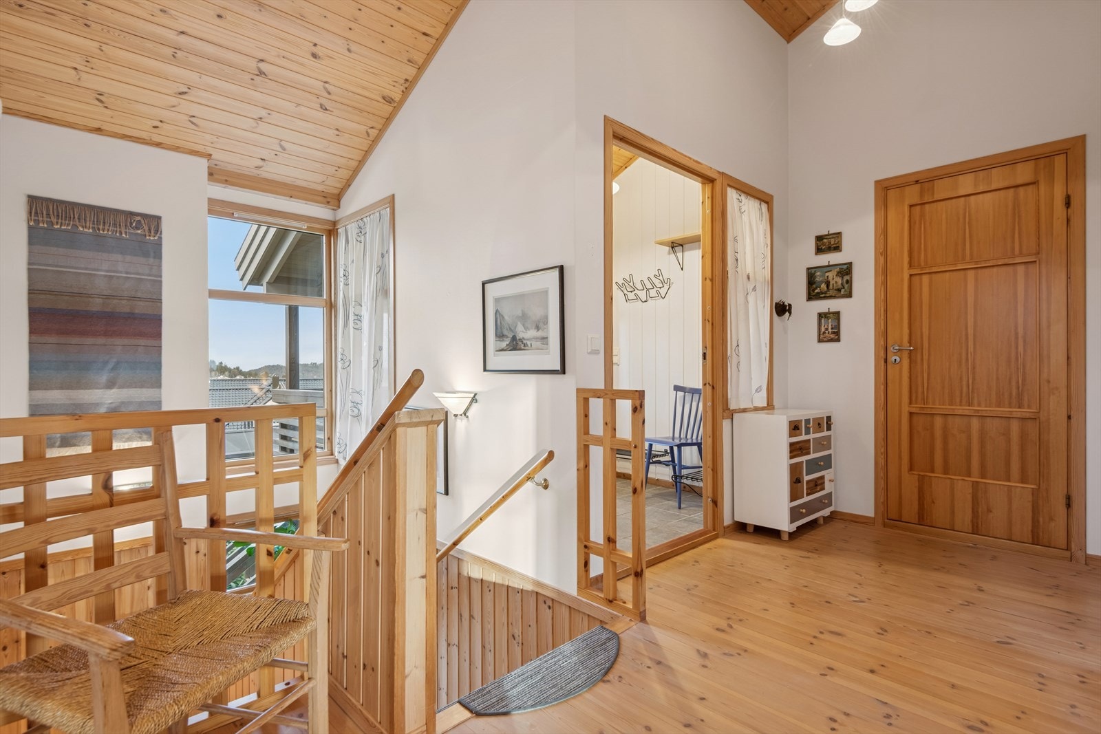 Hovedetasje - Vindfang og gang med trapp som ønsker deg velkommen inn. Galleribilde