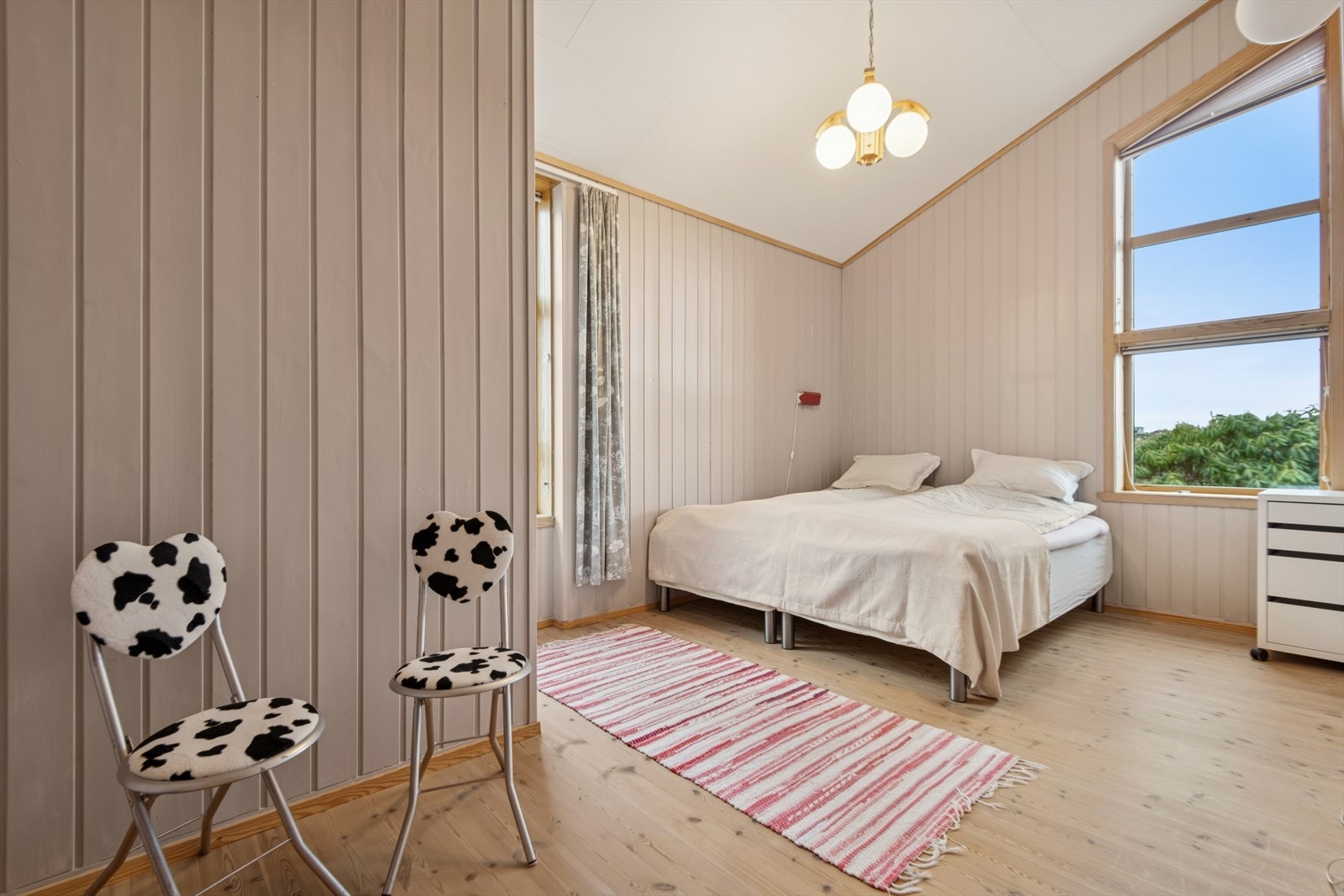 Soverom 2 med store vindusflater. Galleribilde