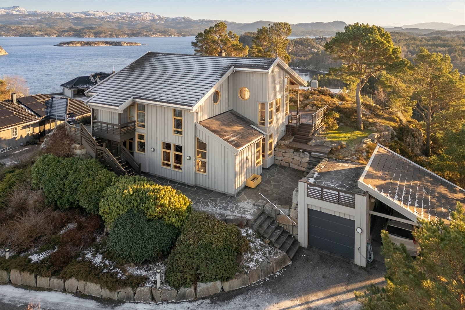 Boligen er fint plassert i terrenget og har herlige solforhold! Galleribilde