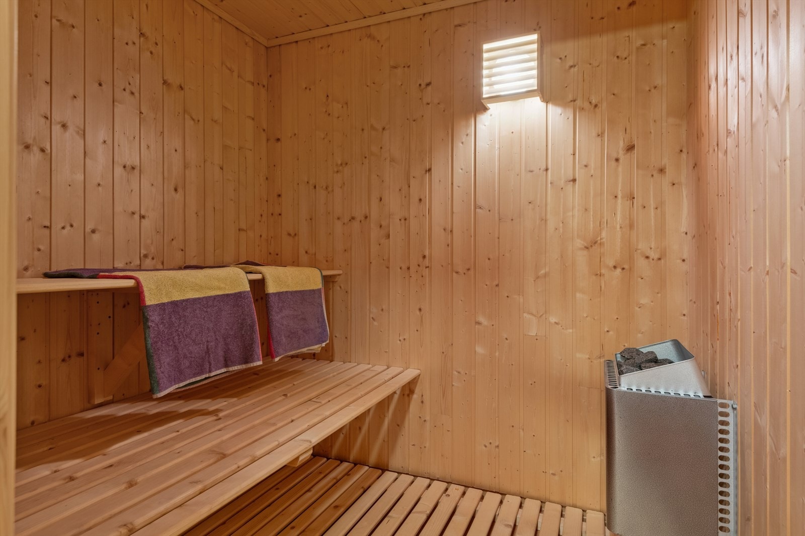 Badstue har vinylbelegg på gulv, panel på vegger og i tak. Badstueovn montert. Galleribilde