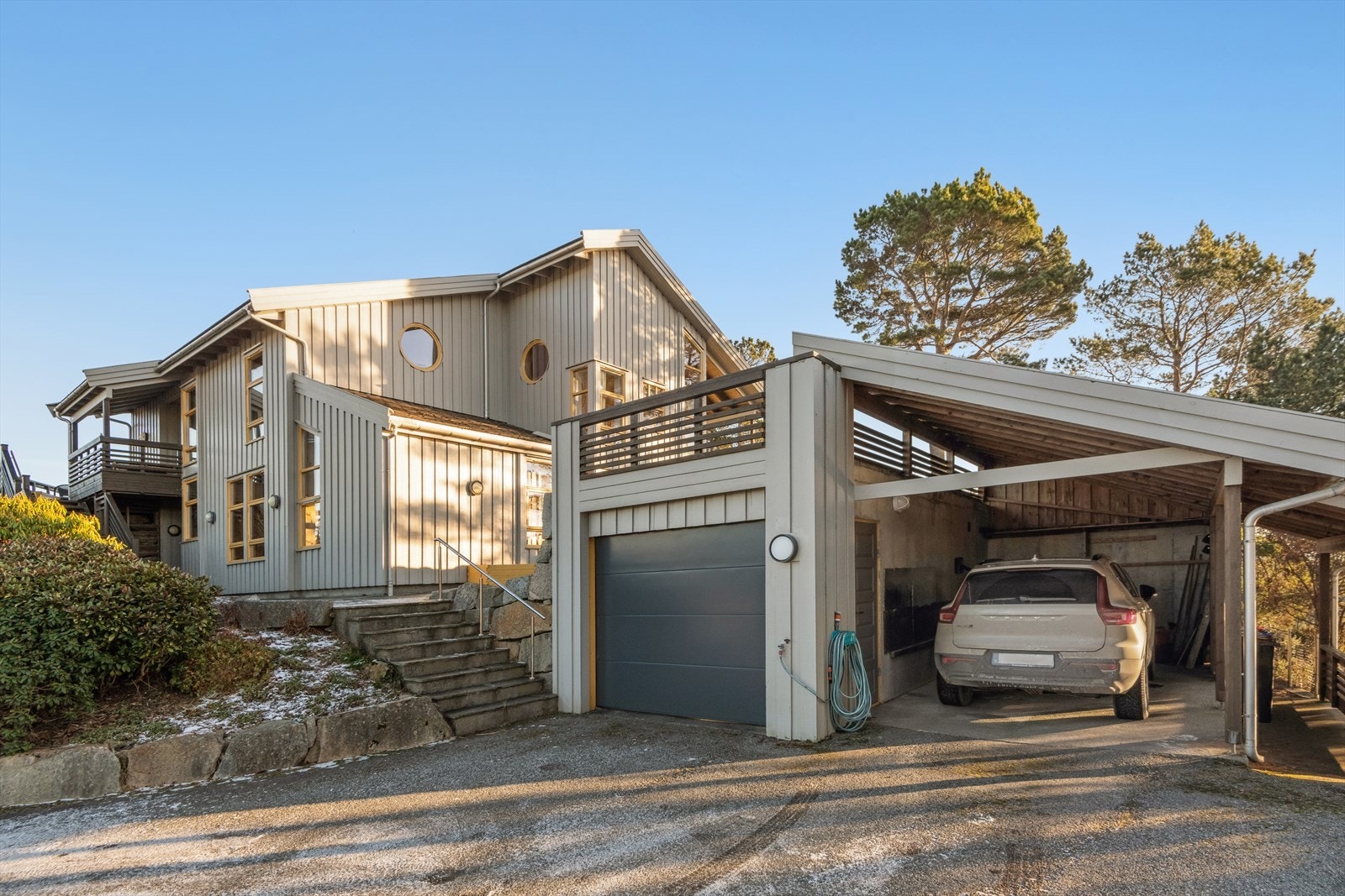 Garasje fra 2000 (garasjeport fra 2020). I tillegg til carport. Galleribilde