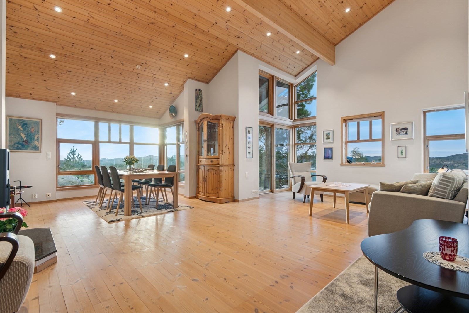 Spottene i taket gir en jevn og effektiv grunnbelysning, noe som er ekstra viktig i et rom med høy takhøyde. Galleribilde