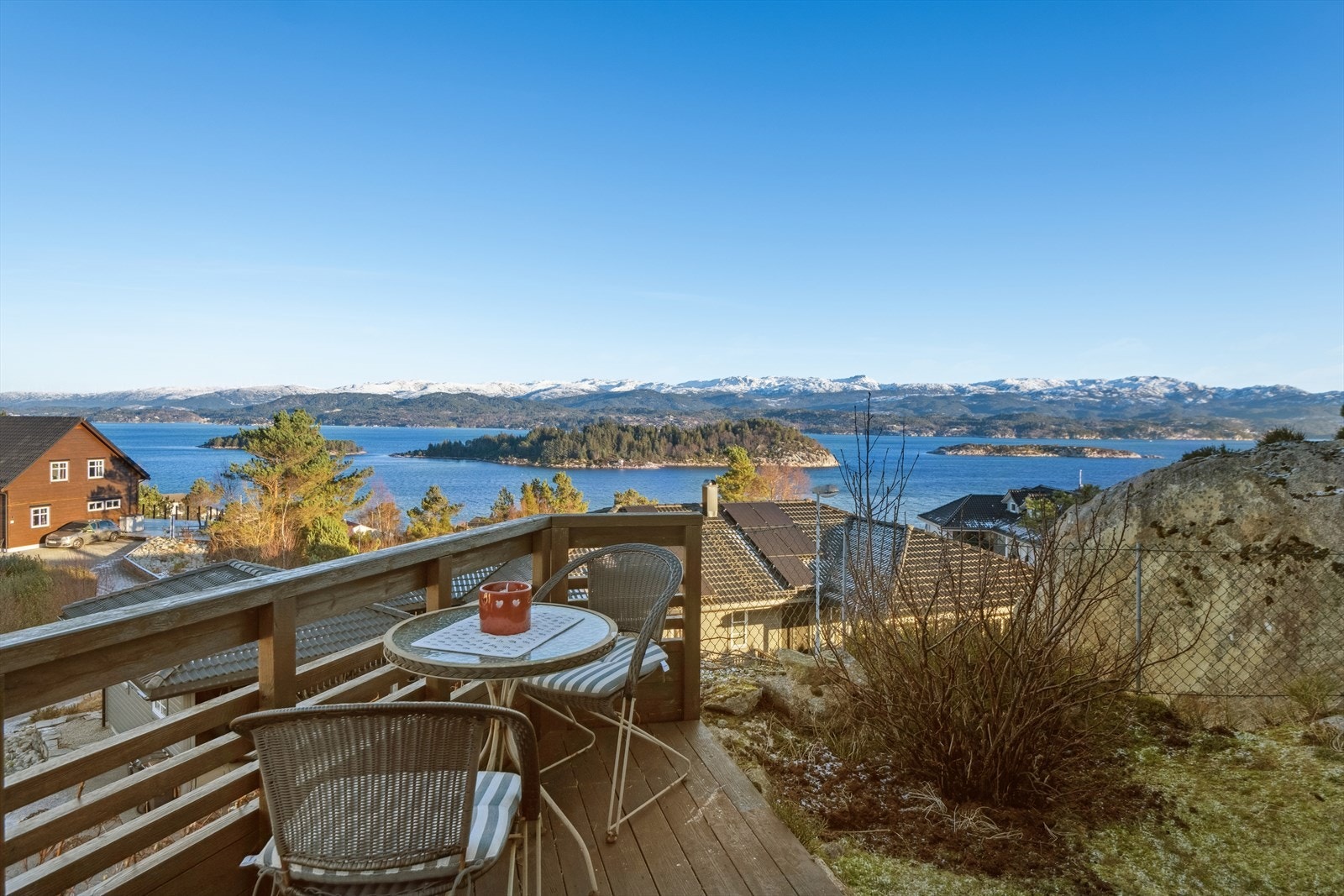 Utsikt fra terrassen ved inngangspartiet. Galleribilde