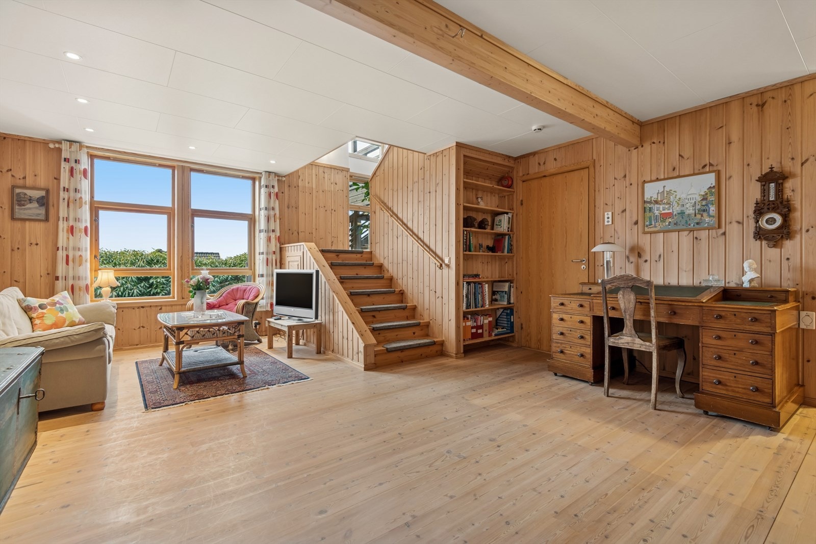 Allrom med trapp. Galleribilde