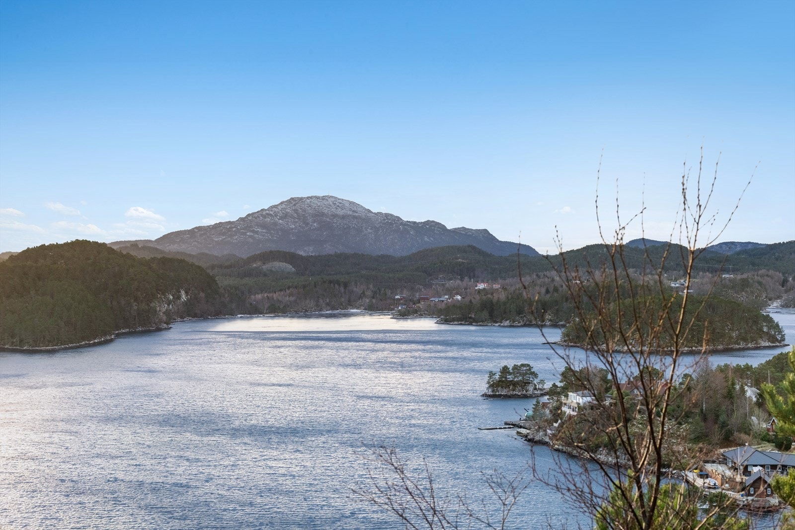 Nærområdet byr også på fantastiske muligheter for deg som liker livet ved sjøen. Boligen ligger nær kystlinjen, og her finner du flotte turstier, maritime aktiviteter og idylliske badeplasser, blant annet populære Furuneset, som er et naturlig møtepunkt! Galleribilde