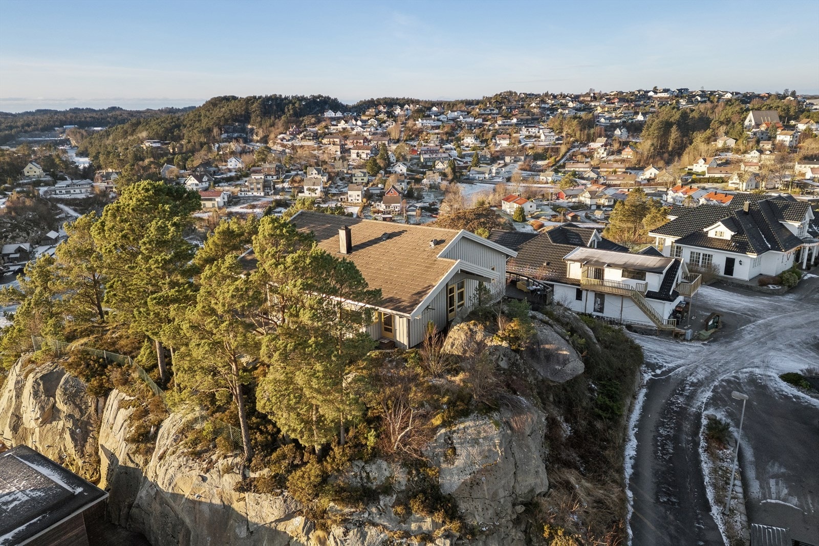 Beliggenheten er svært sentral, samtidig som den føles tilbaketrukket og rolig. Fra boligen har du gangavstand til barneskole, videregående skole, barnehage, idrettsanlegg og butikk - perfekt for en praktisk og effektiv hverdag. Galleribilde