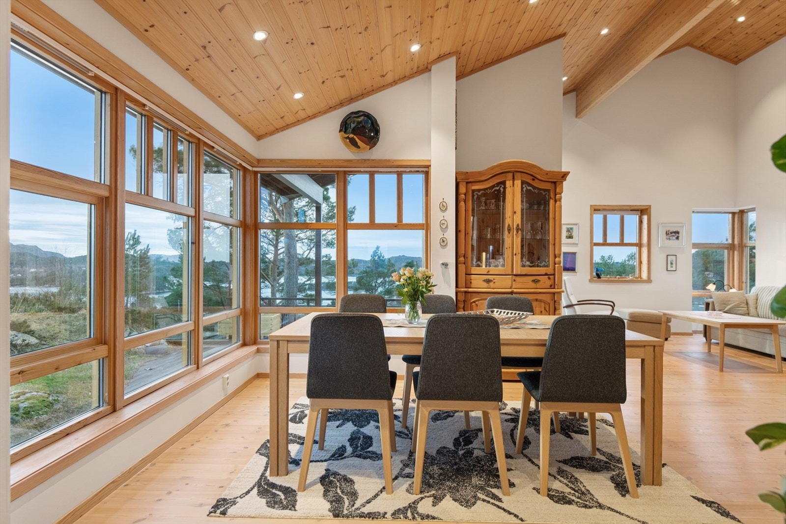 En lys og åpen samlingsplass. Galleribilde