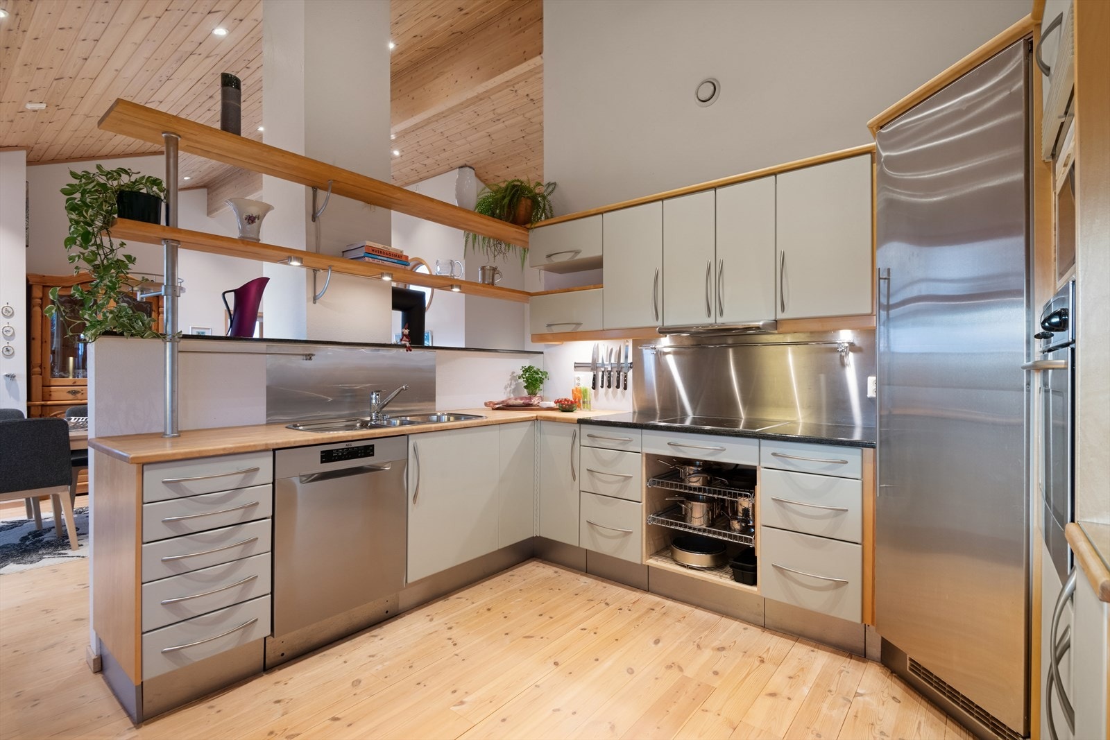 Godt utbygget med skap- og benkeplass. Galleribilde