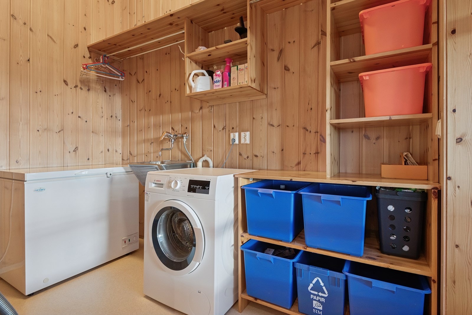 Vaskerom er fra byggeår. Veggene har panel. Gulvet har vinylbelegg. Rommet har opplegg for vaskemaskin og skyllekar. Balansert ventilasjon. Egen utgang. TG3 i rapporten. Galleribilde