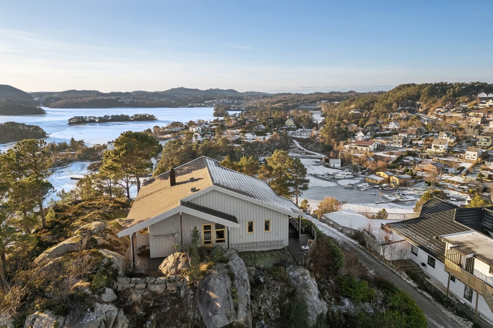 Arkitekttegnet enebolig høyt i terrenget - Gode solforhold og usjenert beliggenhet! Galleribilde