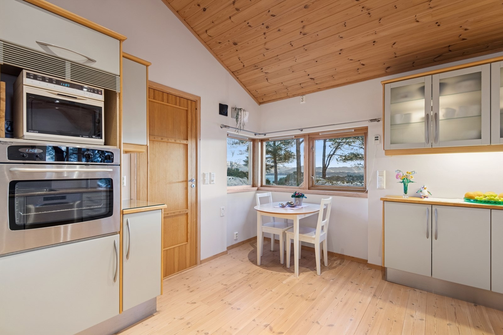 Vindusflater som gir mye lysinnslipp. Galleribilde