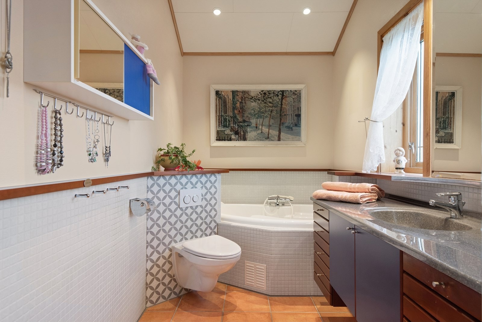 Bad er fra byggeår. Veggene har fliser i dusj samt brystning med 1 m høyde, øvrig område har strie. Gulvet er flislagt. Galleribilde