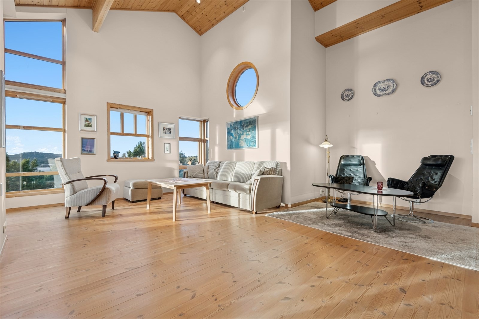 Lys og romslig stue med gode innredningsmuligheter til sofagruppe og tv-møblement. Meget høy himling med synlige bjelker i tre gir varme og karakter. Galleribilde