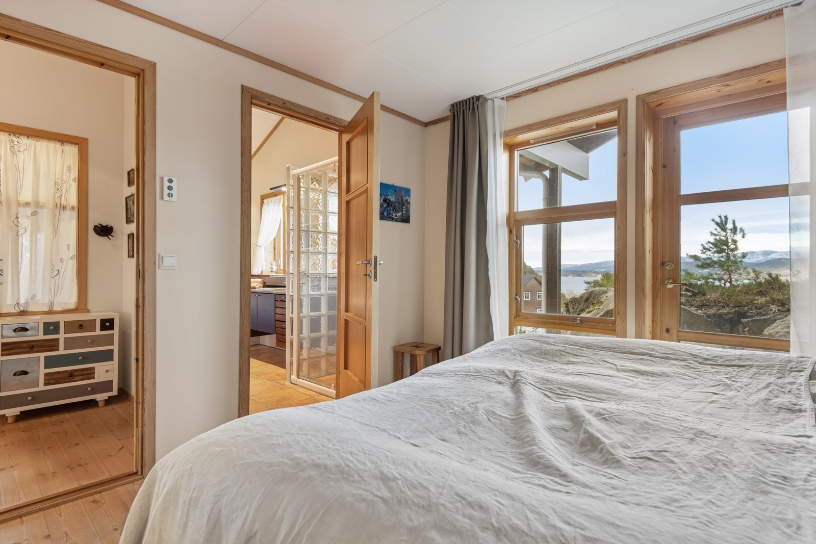 Direkte tilkomst til bad. Utgang til terrasse. Galleribilde